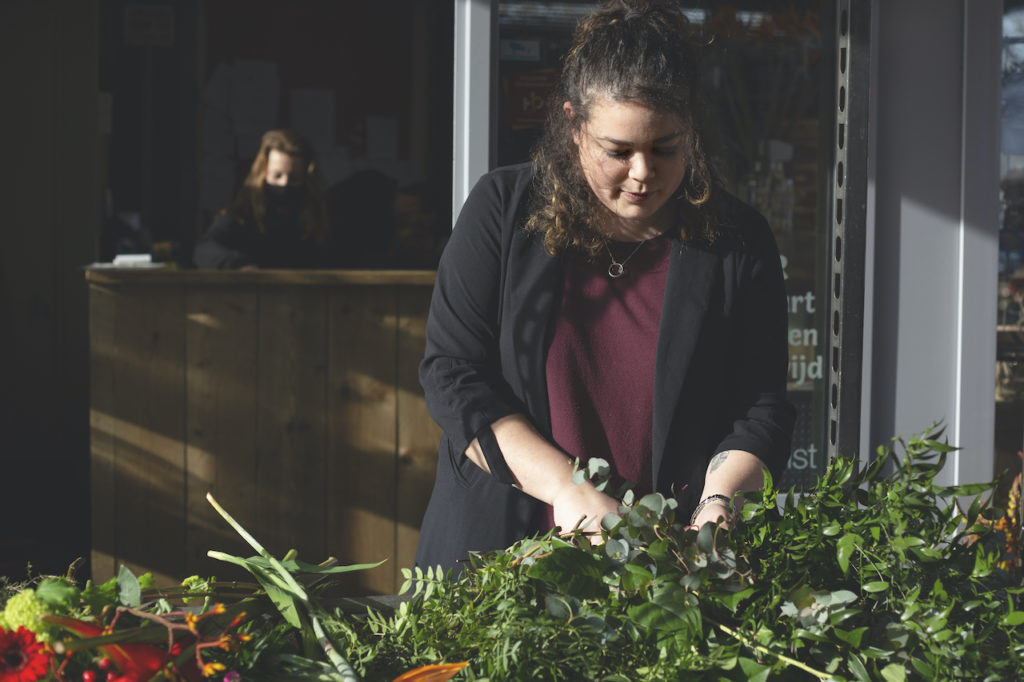 Eigenares Van Eliza's Bloemen In Almere, De Winkel Achter Bloemen Bezorgen Almere, Aan Het Schikken